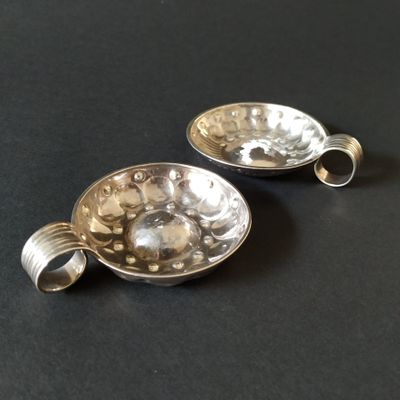 PARIS 1798-1809 Tasse à vin en argent à anse retournée motif… - Photo 1