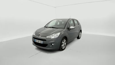 Une Citroën grise est garée dans une pièce blanche