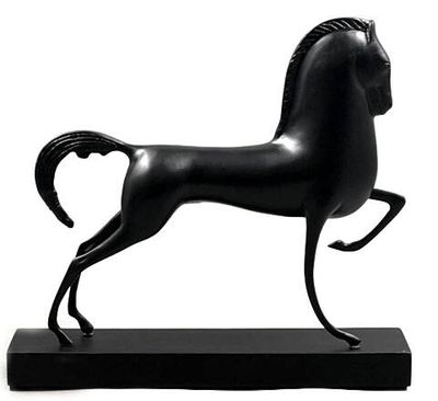 statue d'un cheval noir sur un socle noir, sur fond blanc