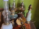 une table sur laquelle sont posées de nombreuses lampes anciennes