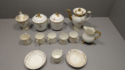 de nombreux types de tasses et soucoupes pour le thé et le café