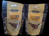 deux sachets de friandises pour chien posés sur une table