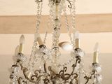 un lustre suspendu au plafond d'une pièce