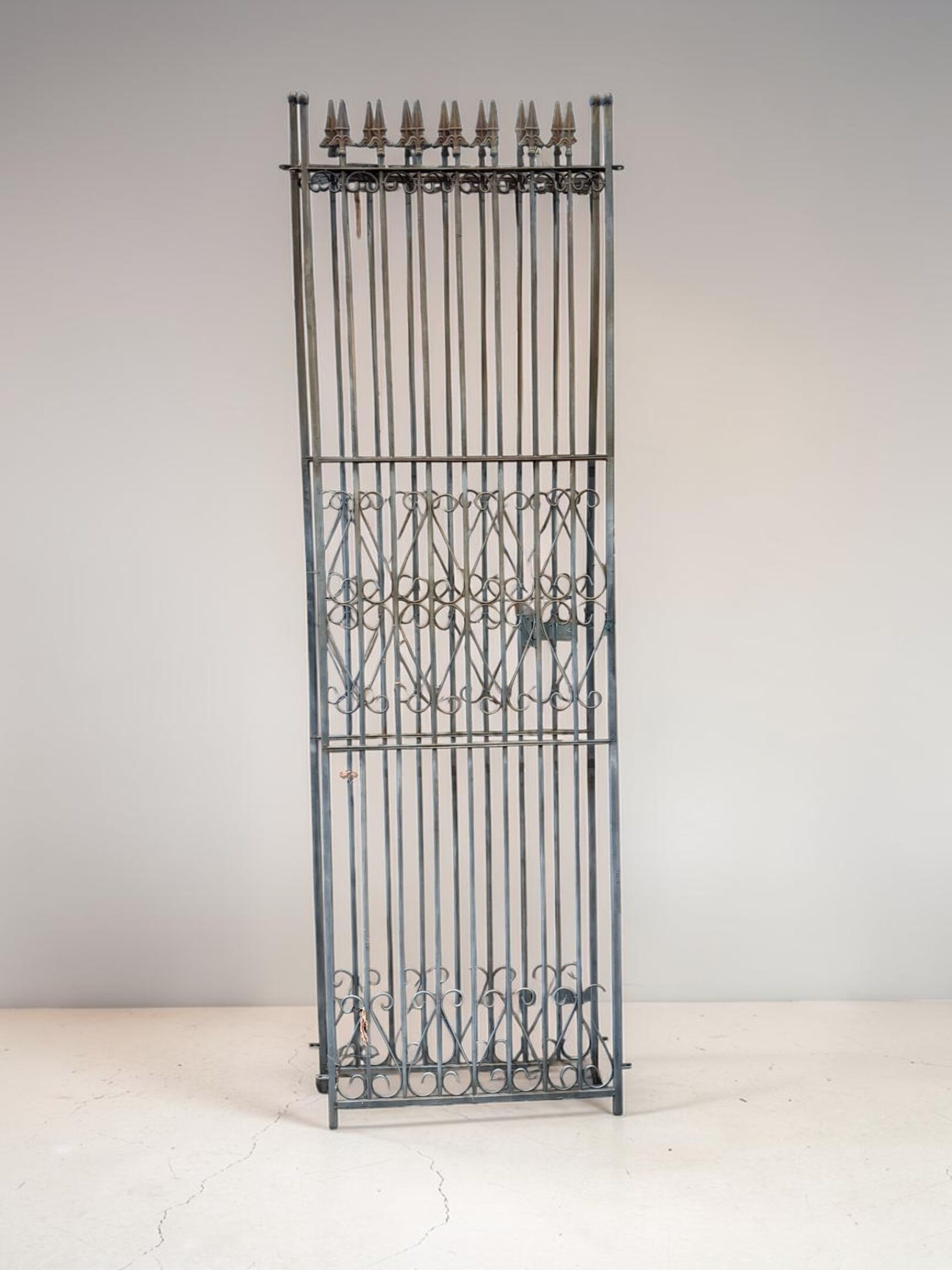Paire de grilles de jardin en métal terminée par des flèches…