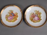 deux assiettes aux bords dorés, ornées d'un couple