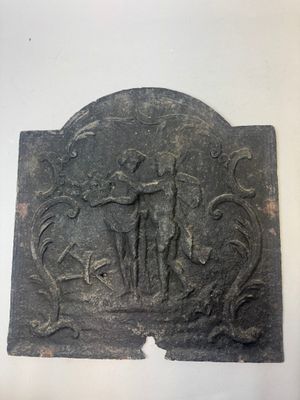 une plaque en pierre sur laquelle sont représentés un homme et un chien