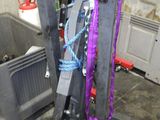 deux skis fixés à un porte-skis dans un garage