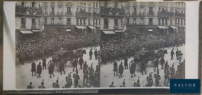une vieille photo montrant une foule de gens marchant dans la rue