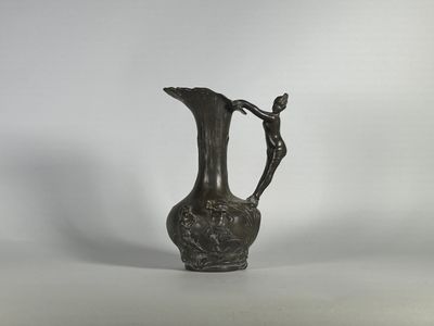 une image représentant un vase en bronze orné d'un oiseau