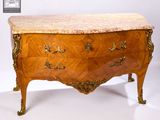 une commode à dessus de marbre sur fond blanc
