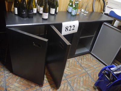 de nombreuses bouteilles de vin posées sur le comptoir du magasin