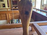 un vase en bois posé sur une table dans une pièce