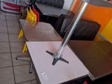 une pièce équipée d'une table, d'un canapé et d'un réfrigérateur