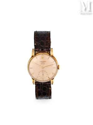 gros plan d'une montre sur une surface blanche avec un bracelet marron