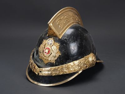 un vieux casque orné d'une couronne dorée sur fond noir