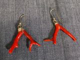 deux paires de boucles d'oreilles rouges et argentées