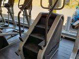une rangée de vélos d'appartement dans une salle de sport avec vue sur la plage