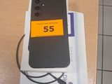 un téléphone portable posé sur une table