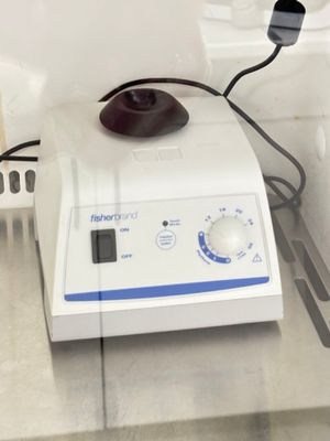 un mixeur posé sur un plan de travail