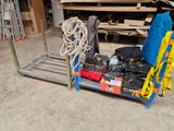 un chariot chargé de divers objets dans un garage