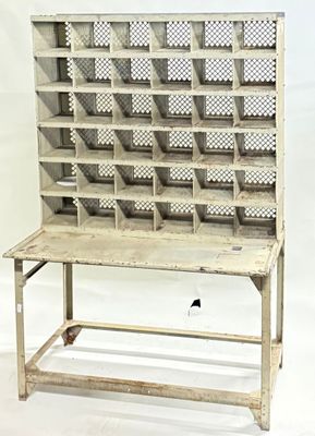 un vieil établi en bois avec de nombreux tiroirs