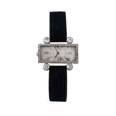 une montre-bracelet de femme ornée de diamants