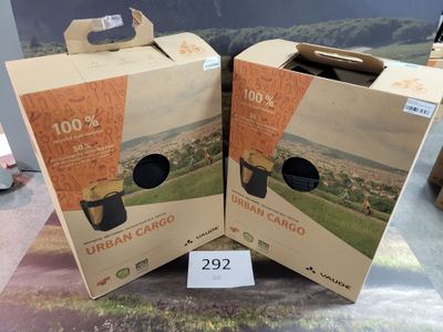 deux cartons de vin posés sur une table, avec une étiquette de prix