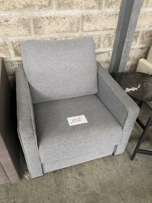 1 Fauteuil en tissu gris clair.