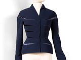 une image représentant un mannequin vêtu d'une veste bleue sur un mannequin blanc