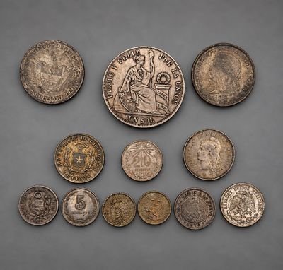 un groupe de pièces posées les unes à côté des autres sur une table
