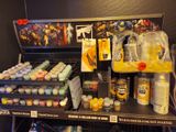 un présentoir de peinture et de fournitures à vendre dans un magasin
