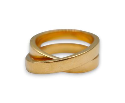 gros plan d'une bague en or sur fond blanc