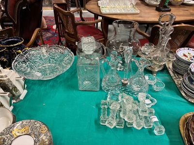 une table sur laquelle se trouvent de nombreux objets en verre