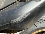 un gros plan d'une moto endommagée