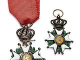 deux médailles et un ruban rouge sur fond blanc