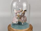 un dôme en verre contenant une figurine