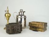 une théière en argent, une théière en argent et une théière en or