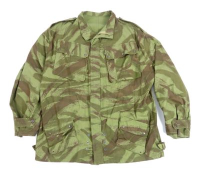 une veste militaire à motif camouflage