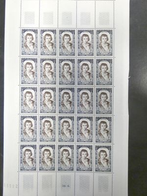 une photo d'une feuille de timbres sur laquelle figure l'image d'un homme