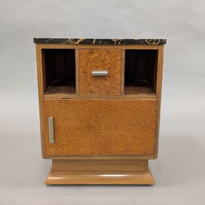 une image d'un petit meuble en bois avec un plateau en marbre