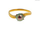 Gros plan sur une bague ornée d'une perle