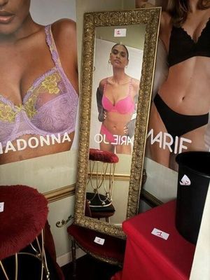 une photo d'une femme en soutien-gorge devant un miroir