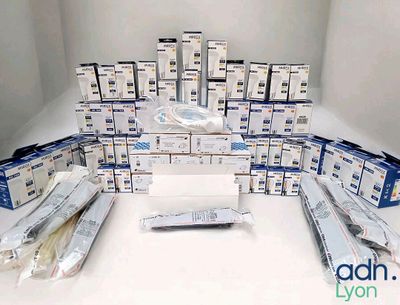 Lot de matériel d'éclairage LED : contient des ampoules, sup…
