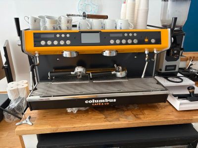 une machine à café posée sur une table