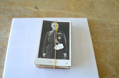 un livre sur la couverture duquel figure la photo d'un homme en uniforme