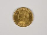 une pièce d'or sur une surface blanche avec un fond blanc