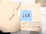 un livre ouvert sur lequel figure le dessin d'une femme