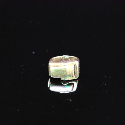 une image d'une bague posée sur une surface noire