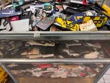 une boîte en métal posée par terre et remplie d'objets divers