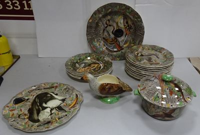 plusieurs assiettes et bols posés sur une table